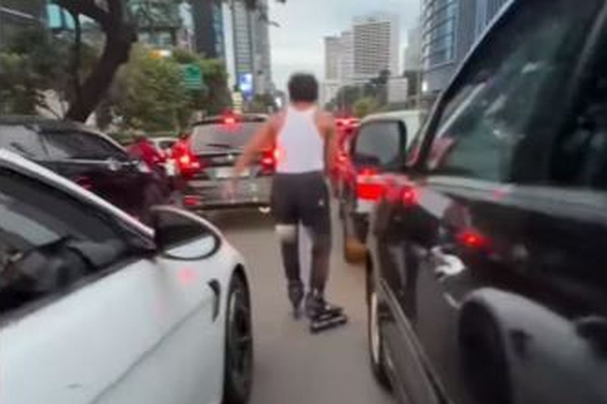Viral Pemain Sepatu Roda Menyusuri Jalan Protokol Saat Macet Jakarta