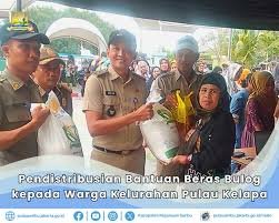 Bulog Salurkan Paket Beras untuk Masyarakat Pulau Kelapa