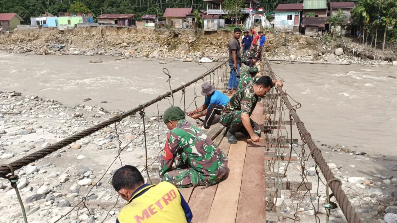 Akses Vital Terputus, Prajurit Kodam Iskandar Muda Turun Tangan Perbaiki Jembatan Gantung