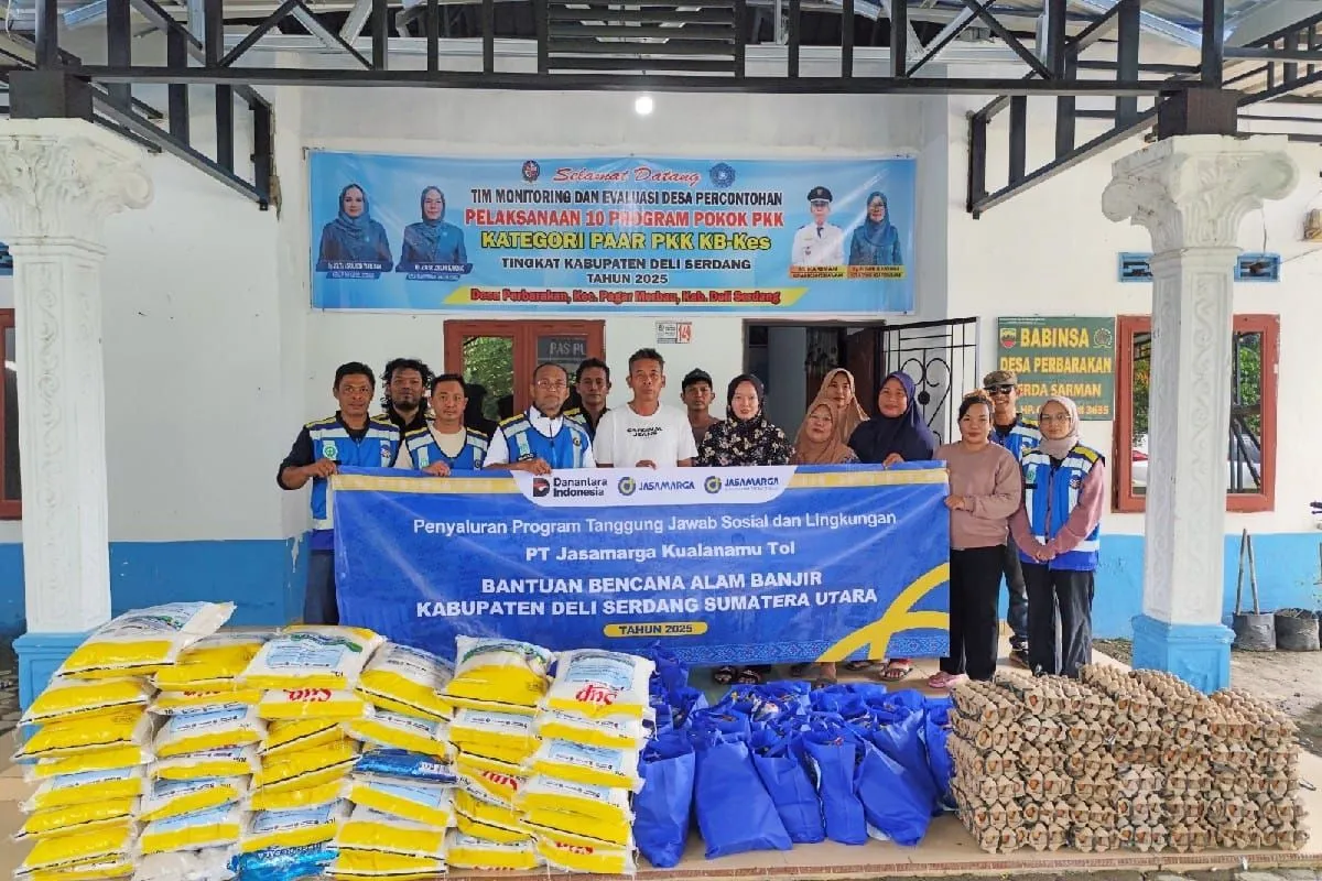 Jasa Marga Salurkan Bantuan Kepada Warga Terdampak Banjir