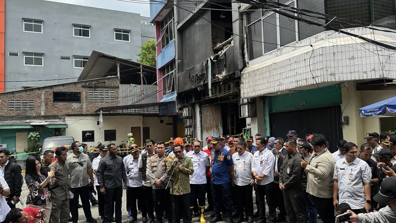Mendagri Tito Cek Lokasi Kebakaran Gedung Terra Drone
