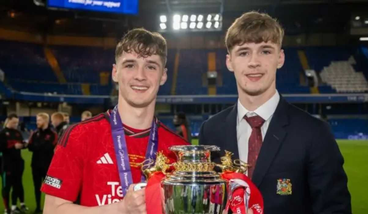 Si Kembar Fletcher, Pemain Muda Manchester United