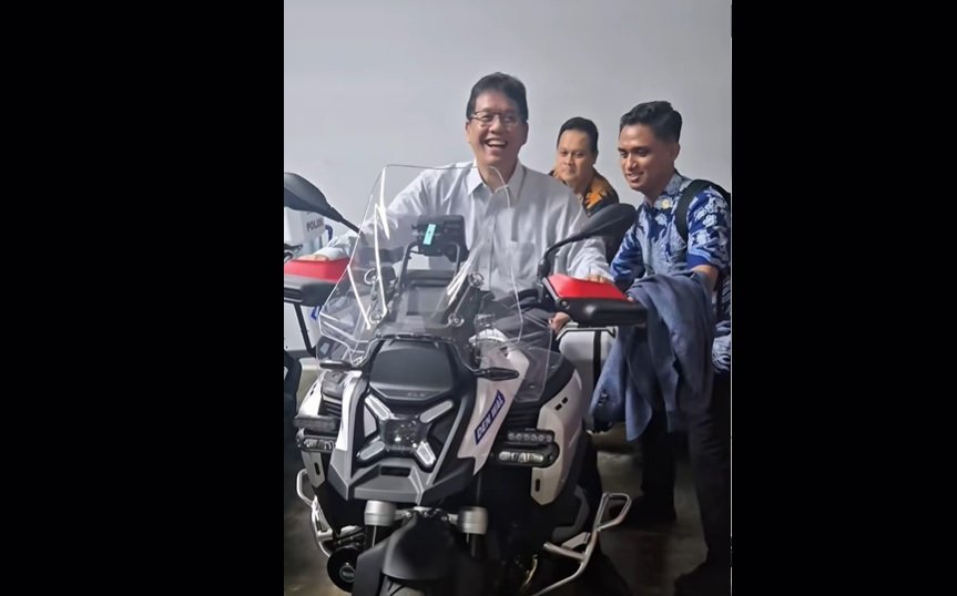 Momen Lucu Menkeu Purbaya Saat Naik Moge Milik Patwal Viral di Medsos