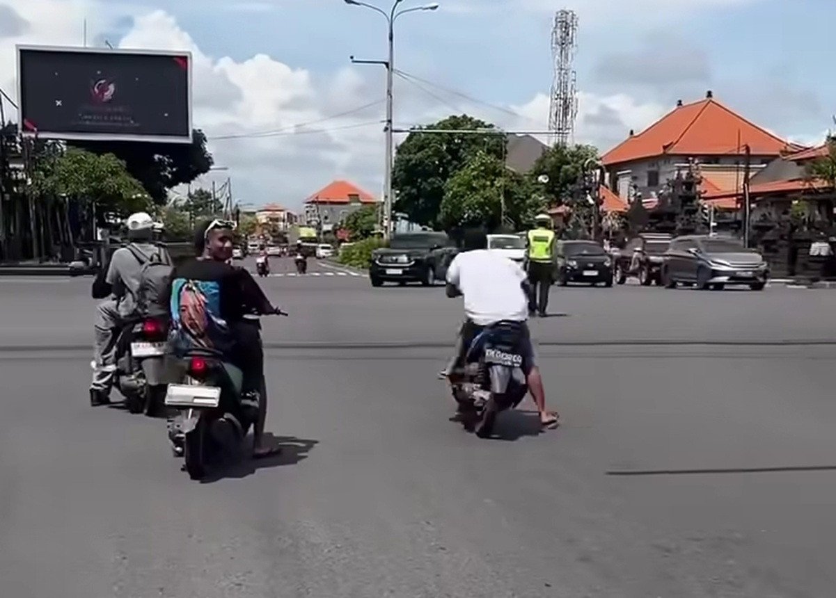 Viral Pemotor Tanpa Helm Terobos Lampu Merah & Provokasi Polisi