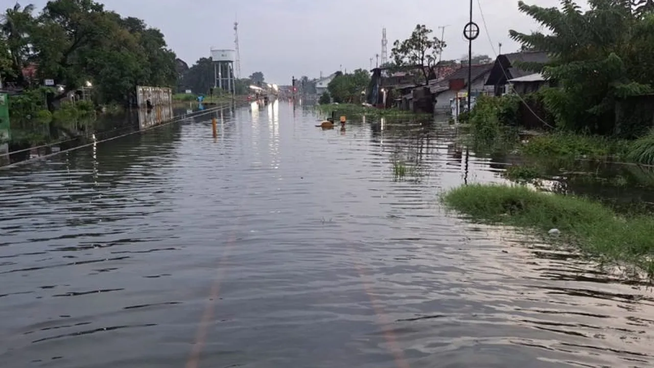 Jalur KA Pekalongan Terputus Banjir, Sejumlah Perjalanan Kereta Api Terdampak