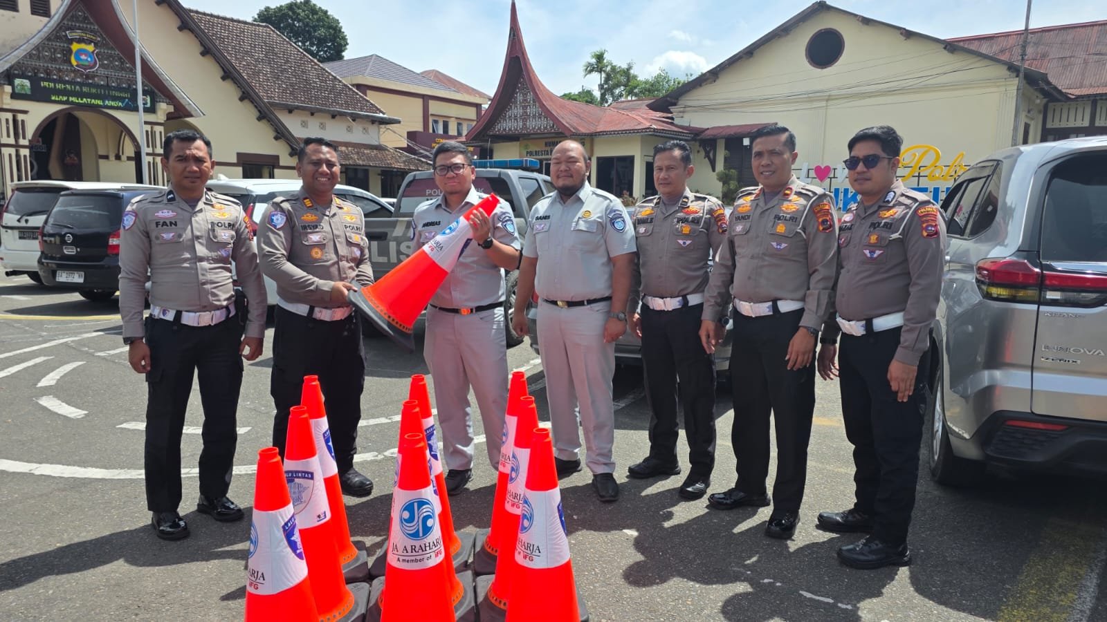 Jasa Raharja Bukittinggi Serahkan Traffic Cone kepada Polresta Bukittinggi untuk Dukung Keselamatan Lalu Lintas