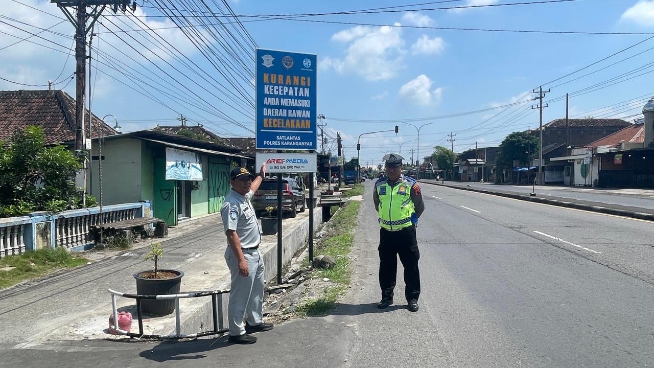 Tekan Angka Kecelakaan, Tim FKLL Karanganyar Pasang Papan Himbauan Keselamatan Lalu Lintas di Jaten, Karanganyar