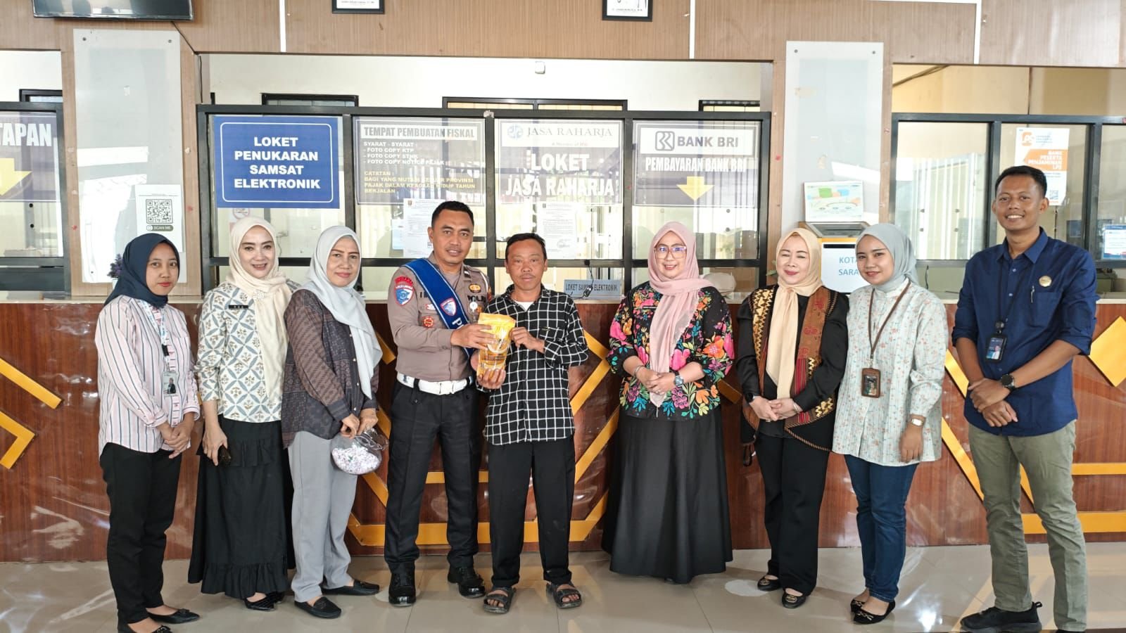 Kegiatan Pembagian Sembako di Samsat Pesawaran, Apresiasi Bagi Wajib Pajak Taat