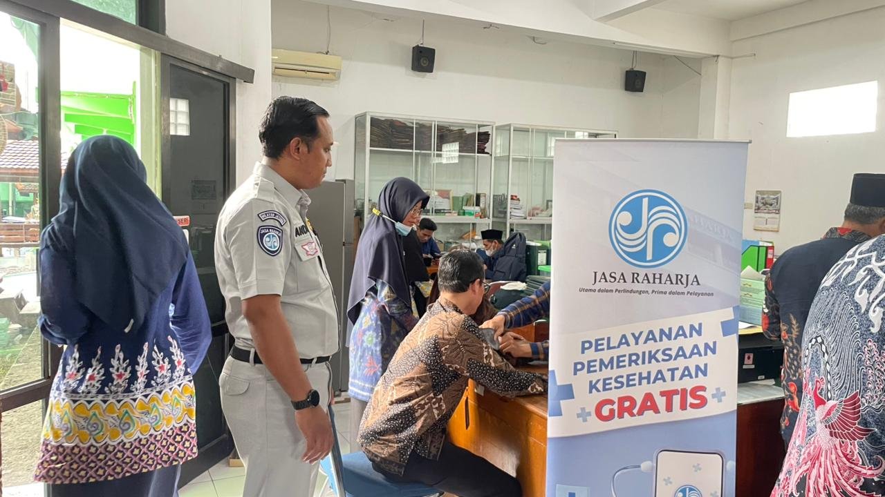 Jasa Raharja Gelar Pengobatan Gratis dan Edukasi Keselamatan di MAN 1 Kota Surakarta