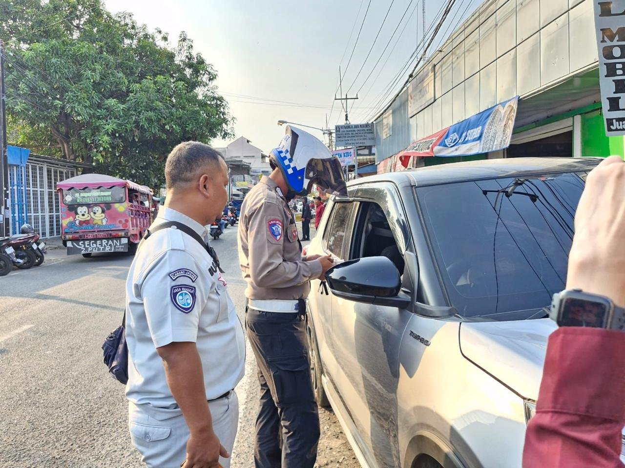 Gandeng Layanan Jemput Bola, Tim Samsat Induk Indramayu I Gencarkan Operasi Kepatuhan Pajak di Depan Bank BJB Jatibarang