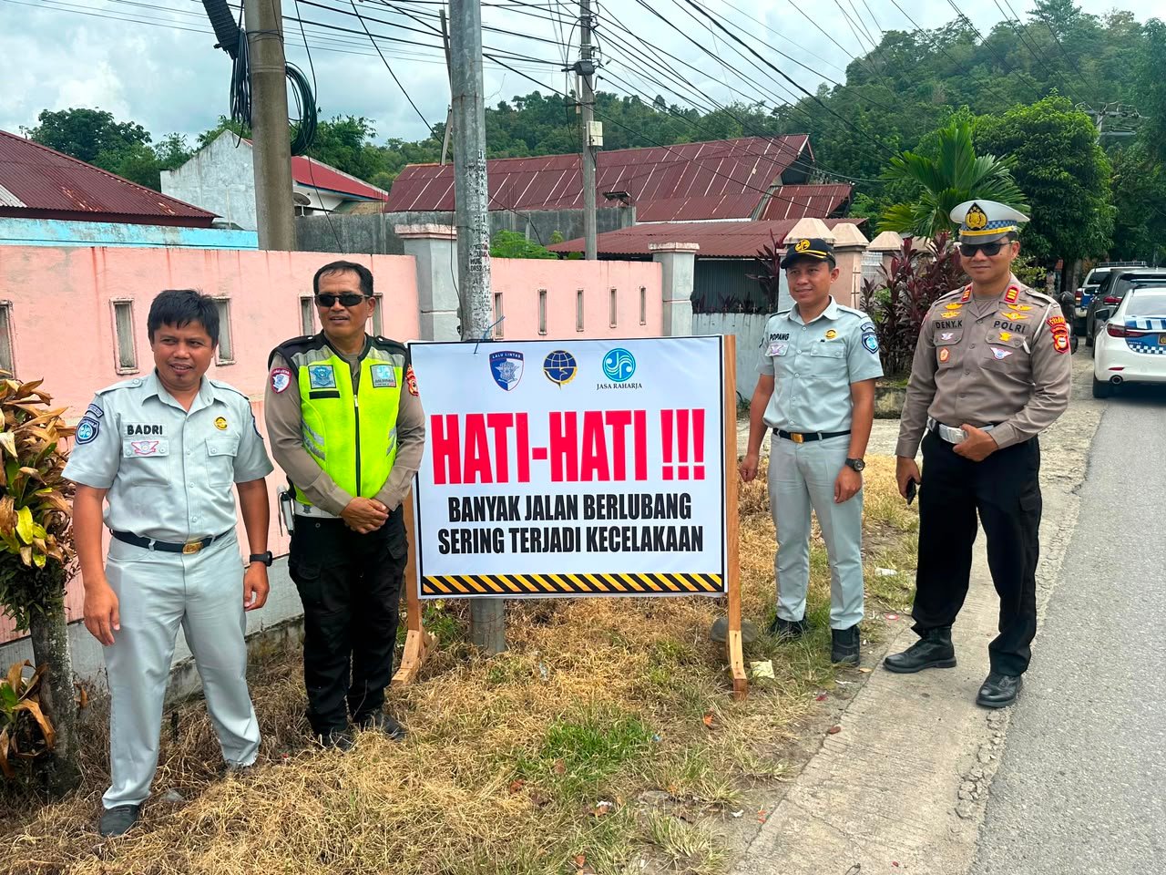 Kolaborasi Jasa Raharja Palopo dan Polres Palopo Perkuat Budaya Tertib Berlalu Lintas Melalui Pemasangan Himbauan Keselamatan di Titik Rawan Laka