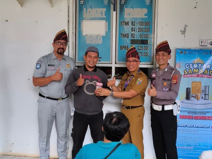 Samsat Sukadana Apresiasi Wajib Pajak melalui Pembagian Souvenir Program Keringanan Pajak 2026