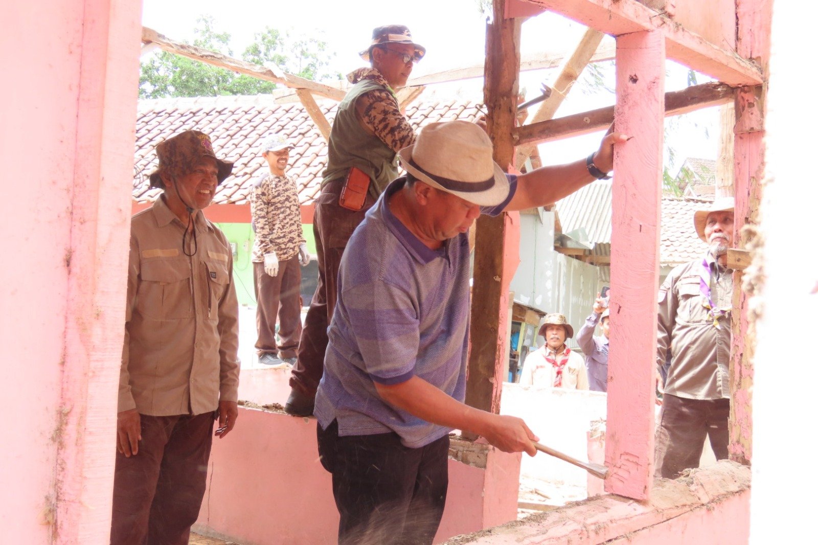 ‎Kolaborasi BAZNAS dan Pramuka Majalengka Rehab 22 Rumah Warga‎‎
