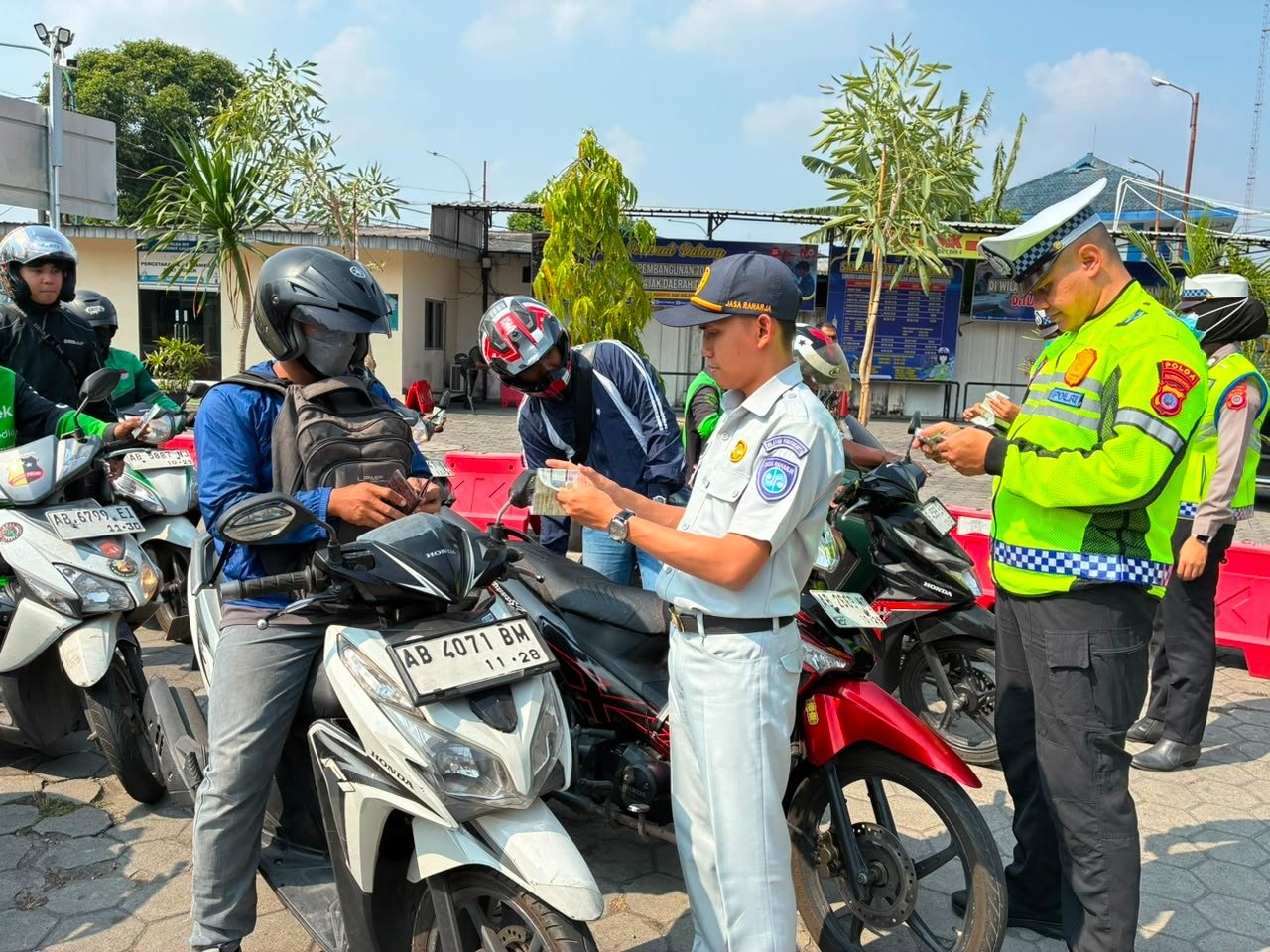 Jasa Raharja Bersama Mitra Dorong Tertib Pajak melalui Opsgab di Jalan Tentara